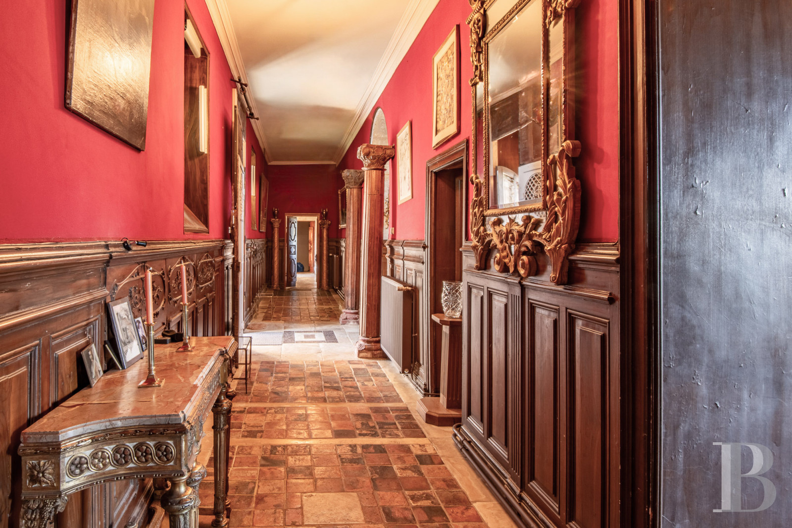 A 15th-century castle overlooking rolling farmland between Poitiers and Angoulême, in the Vienne region. - photo  n°13